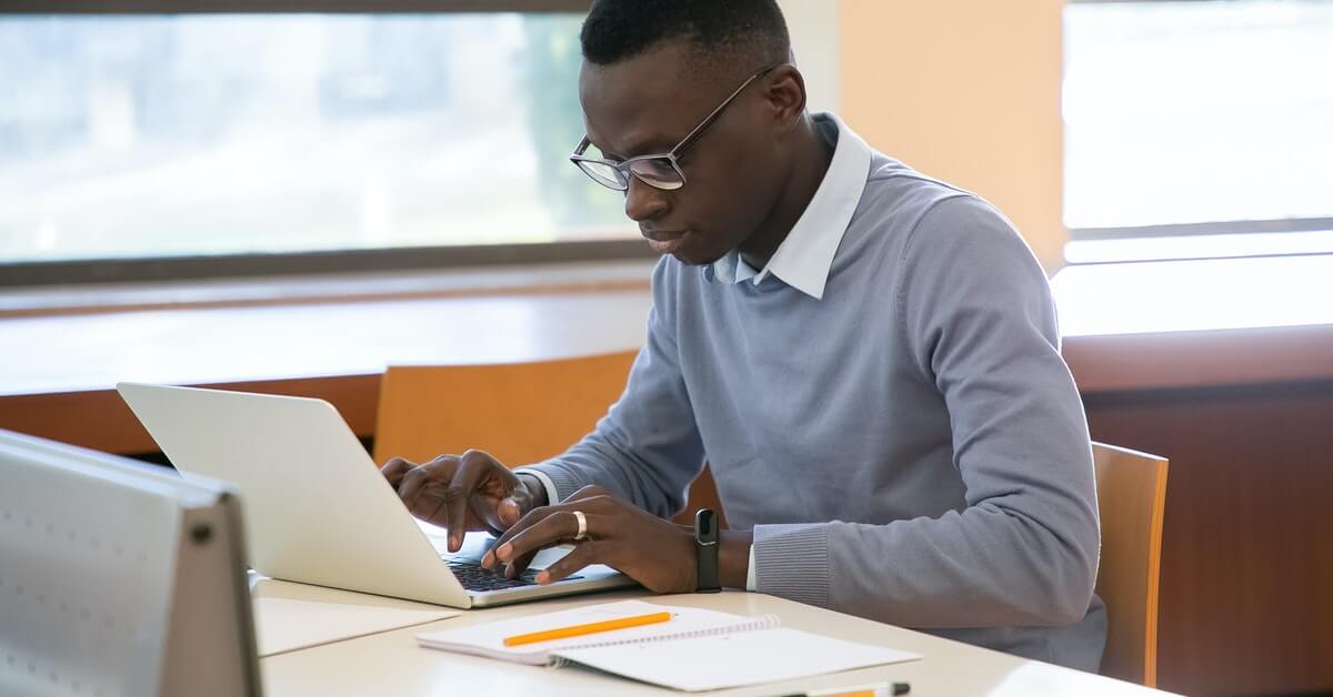 Reverse Phone Lookup for Sales: Definition & How to Do It